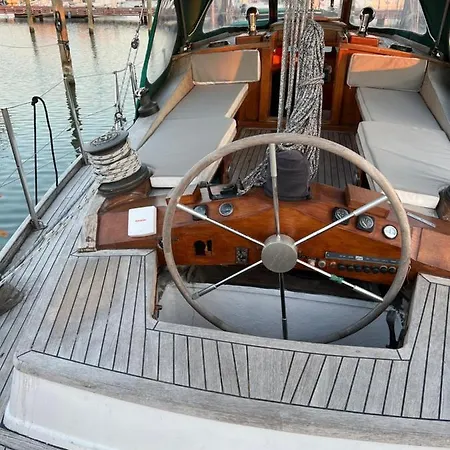 Elegante Barca A Vela Hotel *