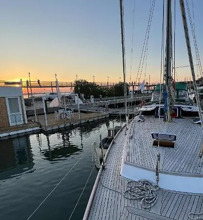 Hotel Elegante Barca A Vela