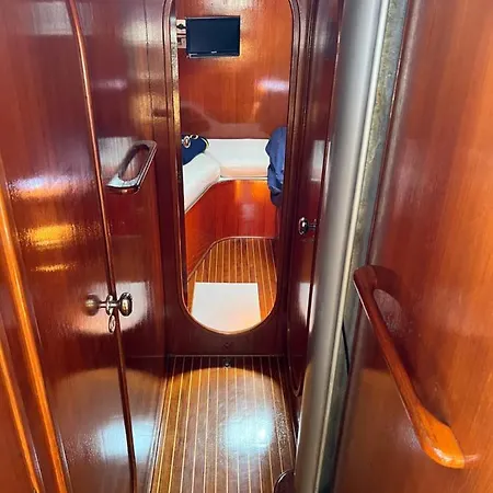 Elegante Barca A Vela Hotel